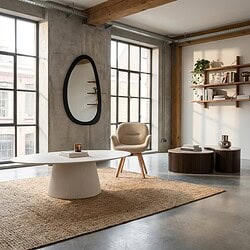 Interieurfoto van een modern woonkamer met houten meubels, grote ramen, een ronde salontafel, een comfortabele stoel en een houten boekenplank, allemaal in een industrieel design.