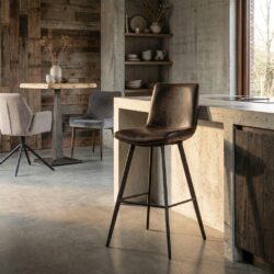 Pamplona barstool in antracietkleur met zwart frame