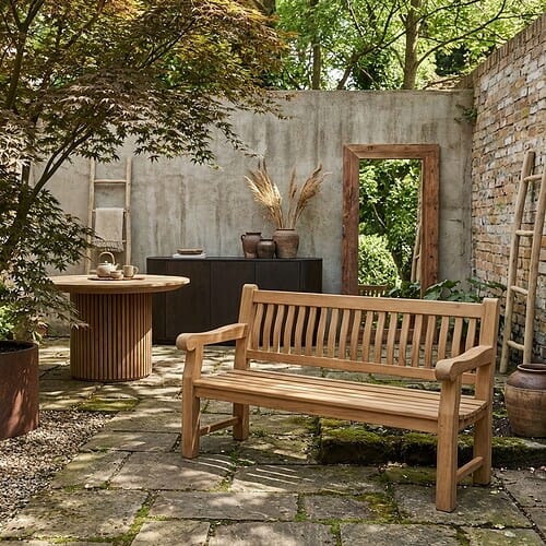 Houten tuinbank in natuurlijke omgeving
