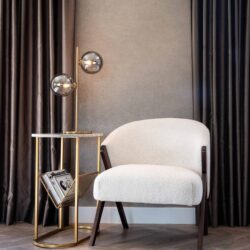 Lounge stoel Mia in een minimalistische woonkamer