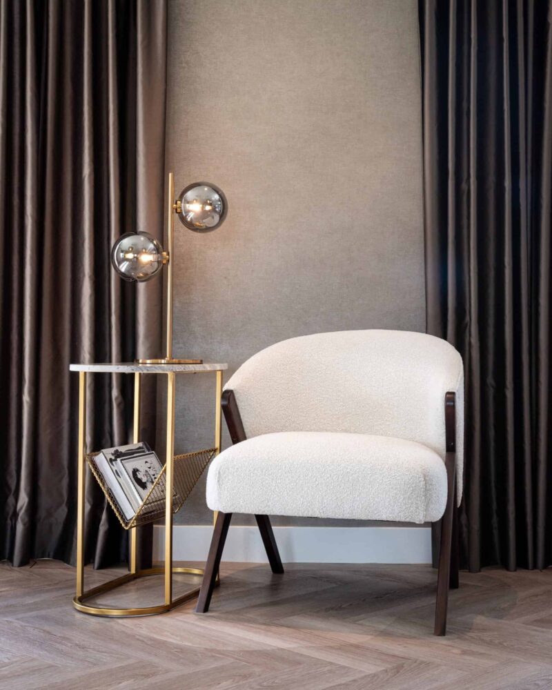 Lounge stoel Mia in een minimalistische woonkamer