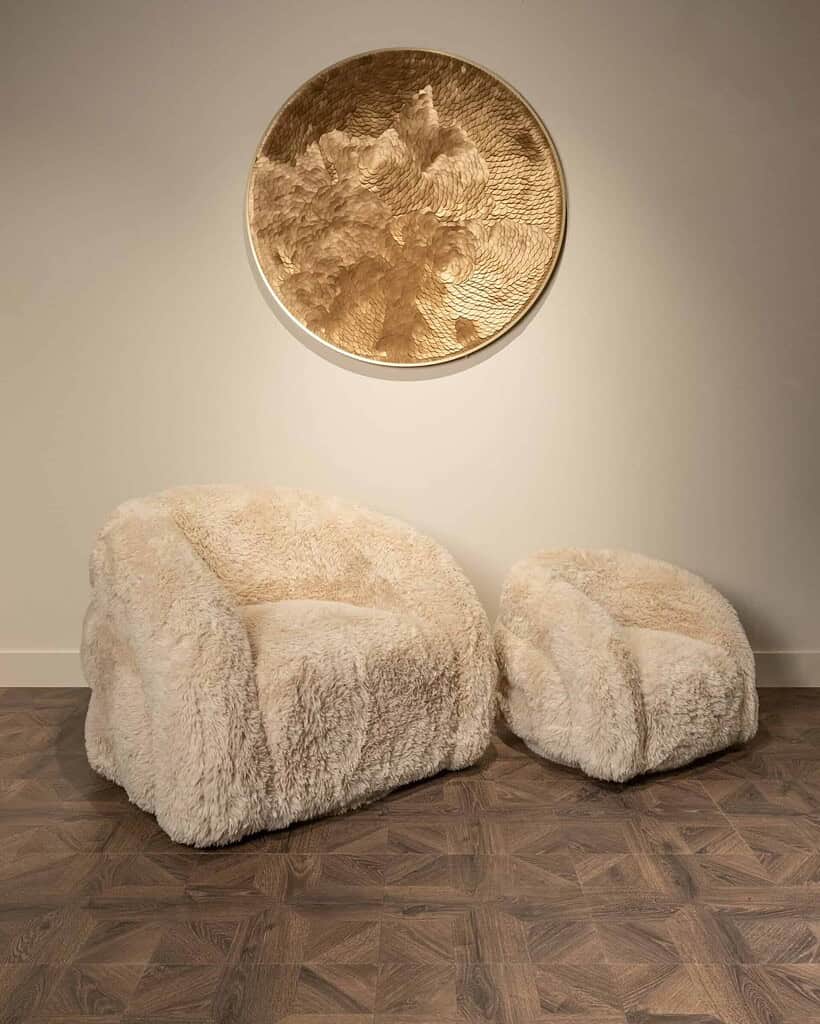 Luxe zachte fauteuil en poef in wollig design