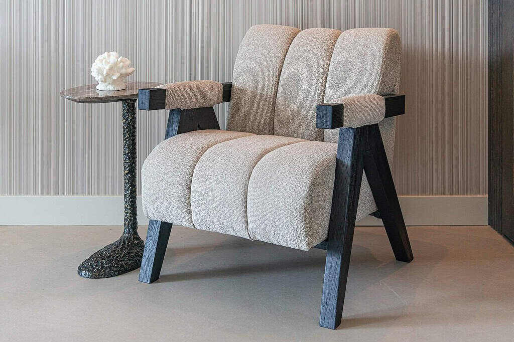 Zitbank met bijzettafel in modern interieur