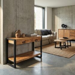 Sidetable Britt in mangohout met zwarte metalen frame en handgrepen