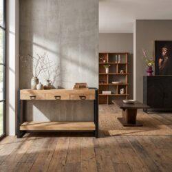 Sidetable Britt, mangohout, lichte finish, metalen frame en handgrepen, zwarte lak, drie lades