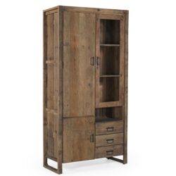 Opbergkast in landelijk interieur met meubelen, recycled hout