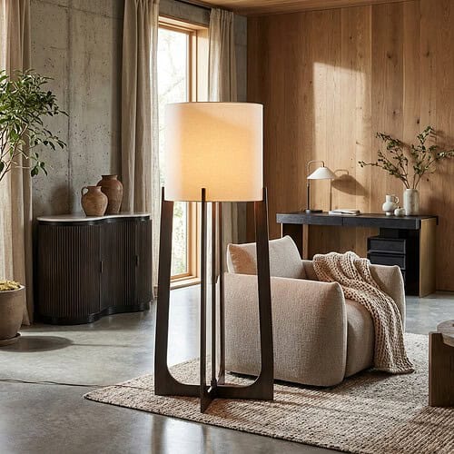 Zeer stijlvolle woonkamer met moderne Mokana meubelen, inclusief comfortabele bank, houten bureau en decoratieve accessoires, perfect voor een warm en eigentijds interieur.