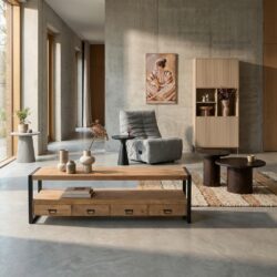 Tv meubel Britt in mangohout met lichte finish en zwarte handgrepen