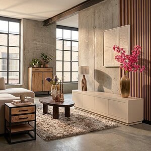 Zweeds houten meubel met bloemen in een modern woonkamer, natuurlijke materialen en minimalistisch design, perfect voor een stijlvolle en gezellige inrichting.