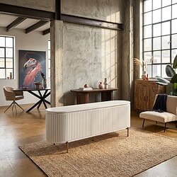 Elegante, moderne bank met ribbels in een industrieel interieur, perfect voor stijlvolle woonruimtes. Gemaakt door Mokana Meubelen, combineert functionaliteit met esthetiek.