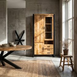 Vitrinekast Britt met glazen deur en mangohouten frame in zwart