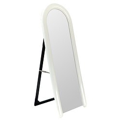 Een moderne, vrijstaande spiegel met een witte rand en een zwart metalen standaard, ideaal voor in de slaapkamer of kleedkamer.