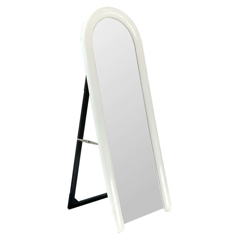 Een moderne, vrijstaande spiegel met een witte rand en een zwart metalen standaard, ideaal voor in de slaapkamer of kleedkamer.