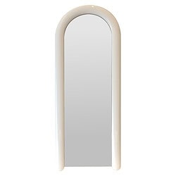 Stijlvolle garderobespiegel met wit gebogen frame, ideaal voor slaapkamer of entree, biedt een moderne uitstraling en functioneel gebruik.