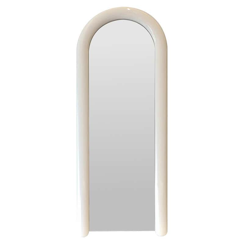 Stijlvolle garderobespiegel met wit gebogen frame, ideaal voor slaapkamer of entree, biedt een moderne uitstraling en functioneel gebruik.