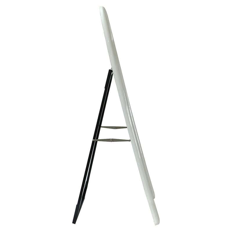 Spiegel met zwart houten standaard, modern en stijlvol design, perfect voor interieurdecoratie en functioneel gebruik in huis of kantoor.