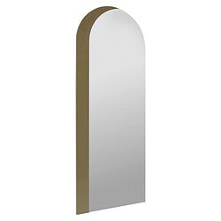 Elegant staande spiegel met goudkleurige rand, perfect voor moderne interieurdecoratie en slaapkamer of hal.