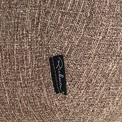 Close-up van de houten eetkamerstoel Aldo met bruine tweed bekleding, geschikt voor een stijlvolle en comfortabele eetkamer. Perfect voor moderne interieurs.
