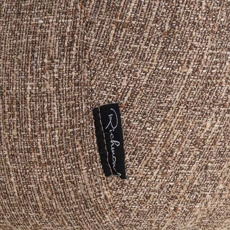 Close-up van de houten eetkamerstoel Aldo met bruine tweed bekleding, geschikt voor een stijlvolle en comfortabele eetkamer. Perfect voor moderne interieurs.