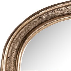 Elegante gouden spiegel met antieke afwerking, perfect voor een stijlvolle en luxe interieurdecoratie. Geschikt voor woonkamer, slaapkamer of hal.