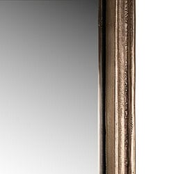 Antieke spiegel met een rustieke, verweerde metalen rand, perfect voor vintage en landelijke interieurstijlen.