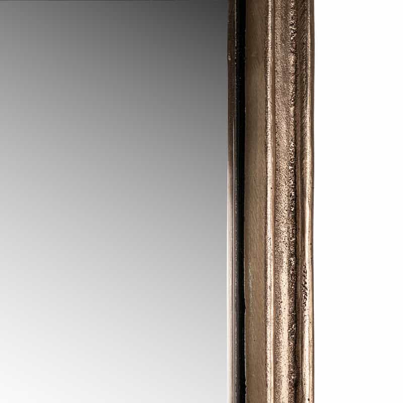 Antieke spiegel met een rustieke, verweerde metalen rand, perfect voor vintage en landelijke interieurstijlen.