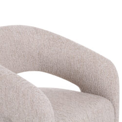 Twee beige eetkamerstoelen Vixen met armleuning in stijlvolle eethoek