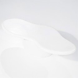 Schlichtes weißes Möbelstück mit organischen Formen, perfekt für eine moderne Einrichtung.