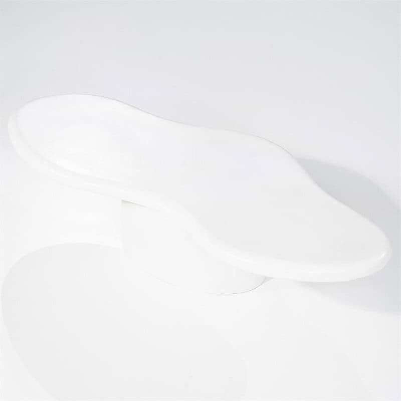 Schlichtes weißes Möbelstück mit organischen Formen, perfekt für eine moderne Einrichtung.