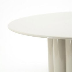 Moderner weißer Tisch mit abgerundeten Kanten, perfekt für die Inneneinrichtung und den Wohnbereich. Klares und minimalistisches Design, geeignet für Wohnzimmer, Büro oder Esszimmer.