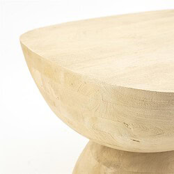 Nahaufnahme eines Beistelltischs aus Holz mit glatter, natürlicher Oberfläche – perfekt für moderne und skandinavische Einrichtungen.