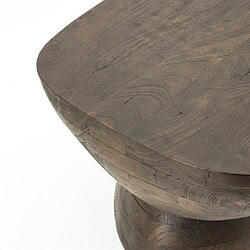 Nahaufnahme eines Beistelltischs aus Holz mit rustikalem Look, gefertigt aus Massivholz mit sichtbarer Maserung und natürlicher Struktur.