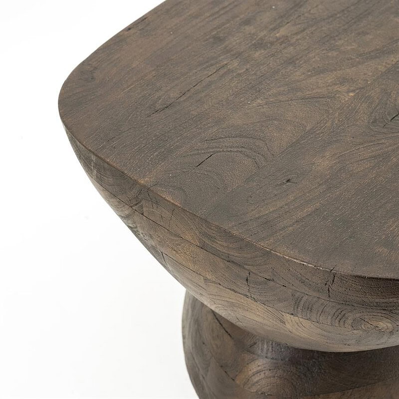 Nahaufnahme eines Beistelltischs aus Holz mit rustikalem Look, gefertigt aus Massivholz mit sichtbarer Maserung und natürlicher Struktur.