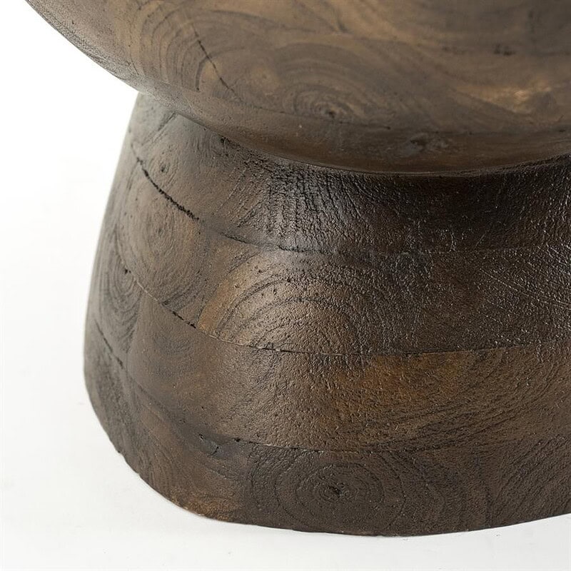 Detail eines Holzmöbels im rustikalen Stil, gefertigt aus Massivholz mit sichtbarer Maserung und natürlicher Struktur – perfekt für einen gemütlichen Einrichtungsstil.