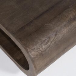 Close-up van de houtnerf en gelakte afwerking van salontafel Elora