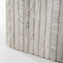 Detailansicht eines Holzmöbels mit vertikalen Lamellen, gefertigt aus hellem Holz mit natürlicher Optik – perfekt für modernes Innendesign.