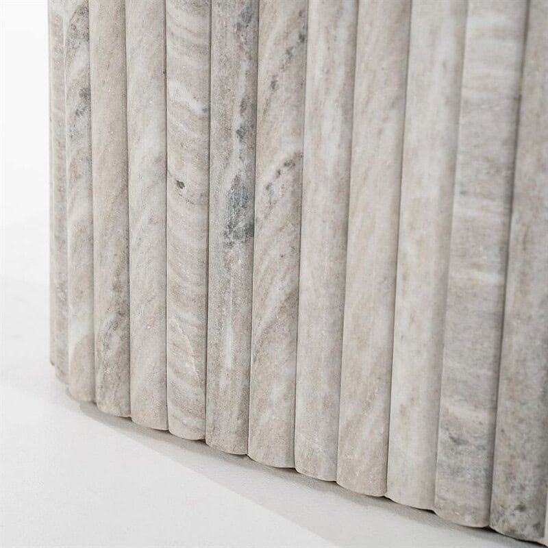 Detailansicht eines Holzmöbels mit vertikalen Lamellen, gefertigt aus hellem Holz mit natürlicher Optik – perfekt für modernes Innendesign.