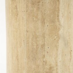 Amara small lamp in interieur setting natuurlijke travertijn en linnen afwerking