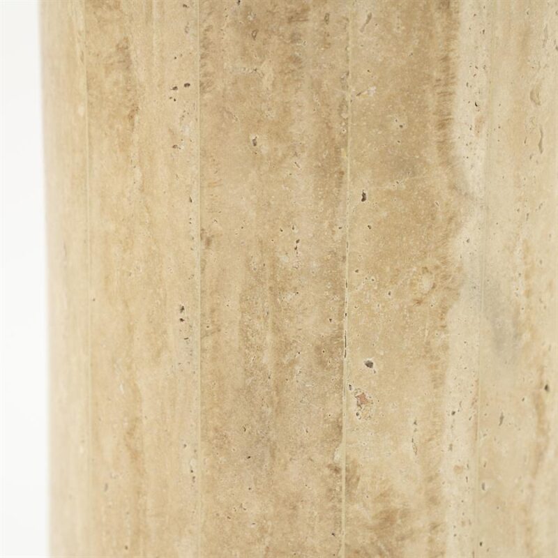 Amara small lamp in interieur setting natuurlijke travertijn en linnen afwerking