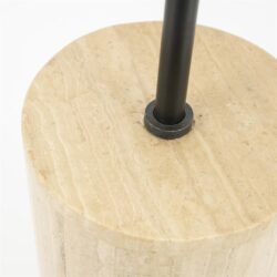 Amara Large tafellamp in interieur setting met natuurlijke materialen