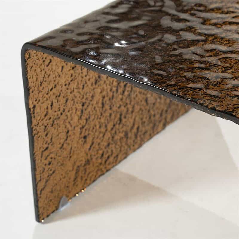 Einzigartiger Holztisch mit glänzender, strukturierter Oberfläche und robuster Optik, perfekt für moderne Einrichtungen und stilvolle Wohnräume.