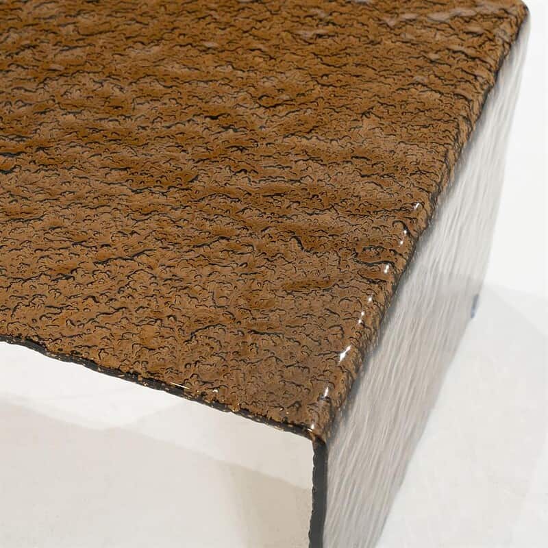 Nahaufnahme eines Holztisches mit rustikaler, strukturierter Oberfläche – perfekt für einen ländlichen oder Vintage-Einrichtungsstil.