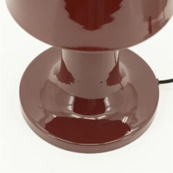 Alvo burgundy ijzeren lamp close-up van textuur en glazuur afwerking