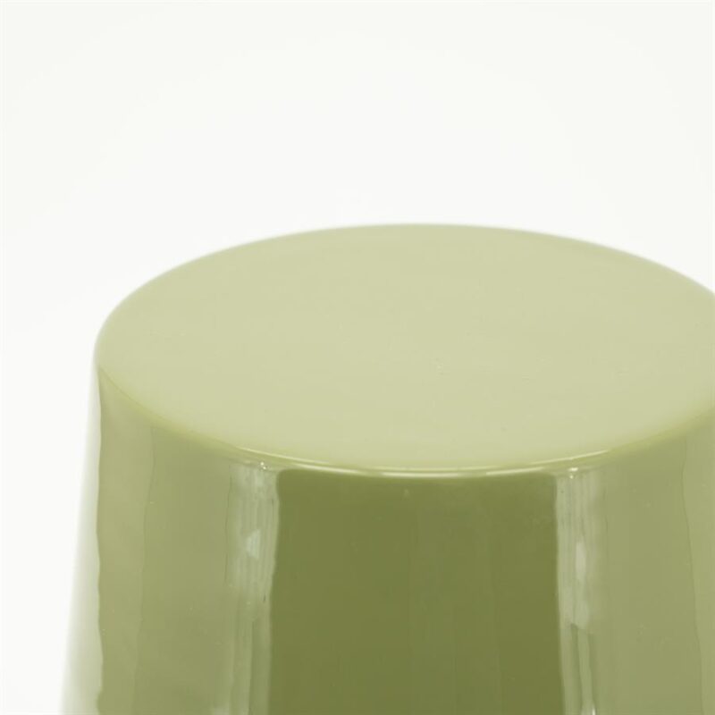 Zijaanzicht van de Alvo groene ijzeren lamp met geglazuurde textuur