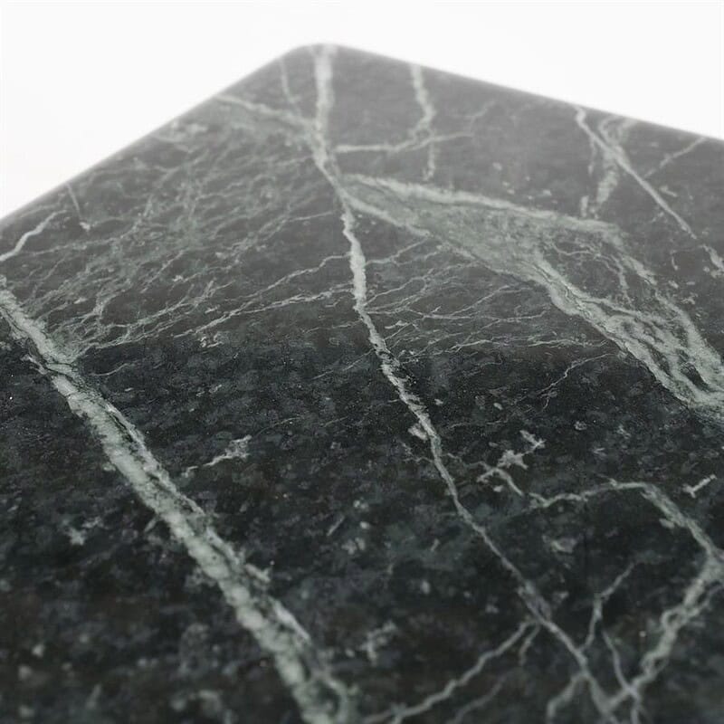 Tischplatte aus schwarzem Marmor mit weißen Adern, perfekt für luxuriöses Möbeldesign und Inneneinrichtung.