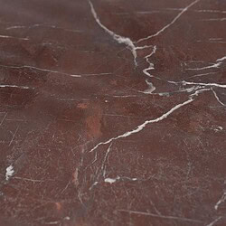 Nahaufnahme einer dunkelbraunen Marmorplatte mit weißen Adern – perfekt für eine luxuriöse Einrichtung.