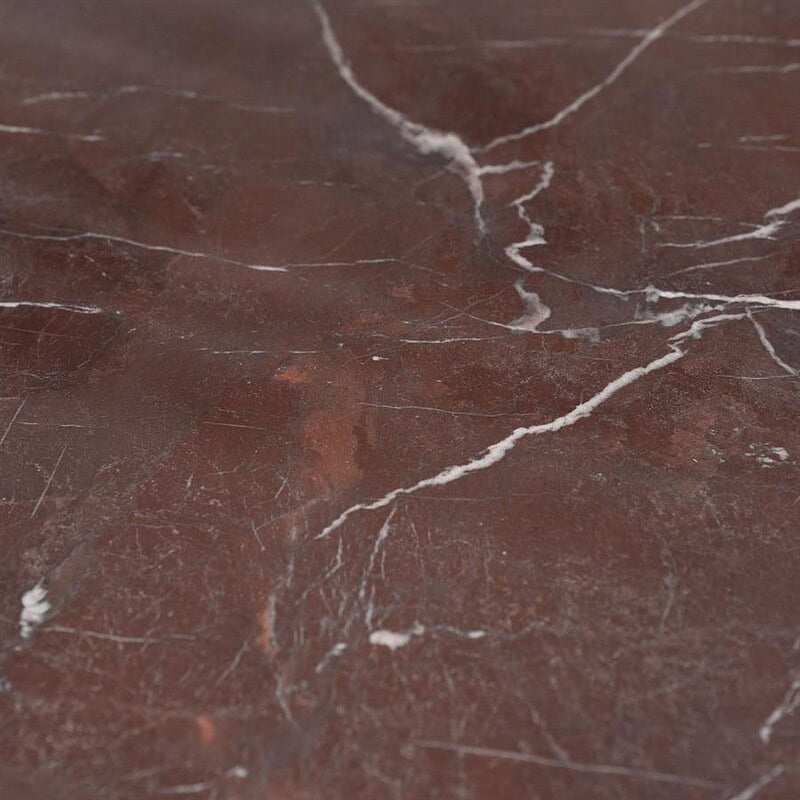 Nahaufnahme einer dunkelbraunen Marmorplatte mit weißen Adern – perfekt für eine luxuriöse Einrichtung.