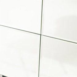 Nahaufnahme von weißen Glastüren mit Metallrahmen, modernes und klares Design, perfekt für eine zeitgemäße Inneneinrichtung.