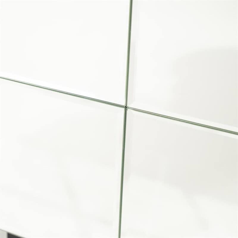 Nahaufnahme von weißen Glastüren mit Metallrahmen, modernes und klares Design, perfekt für eine zeitgemäße Inneneinrichtung.