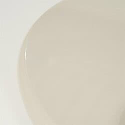 Schlichter, weißer Esstisch von Mokana Möbel, perfekt für moderne Esszimmer und stilvolle Einrichtungen.